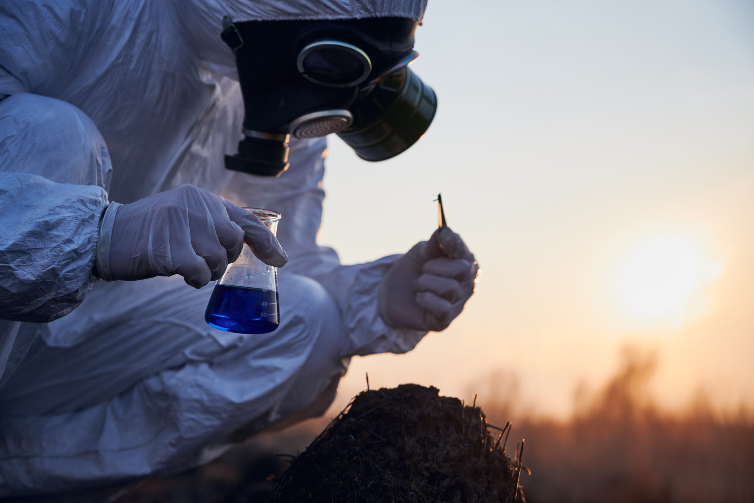 Tecnico protetto impegnato in un’attività ambientale