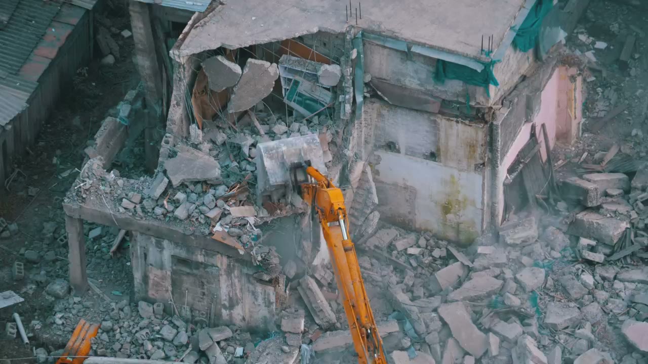 Mezzo meccanico in un cantiere di demolizione